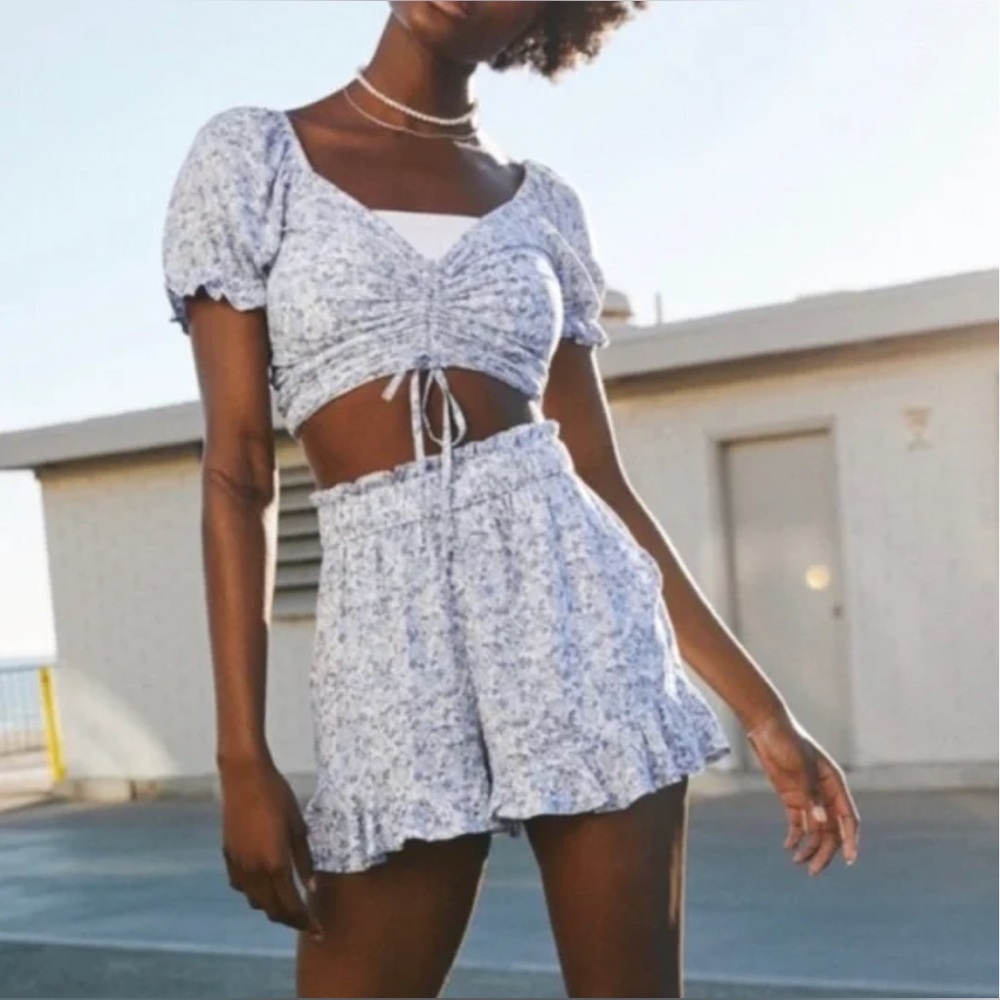 Hollister floral 2 piece set- High Rise Flowy Shorts & Crop Top